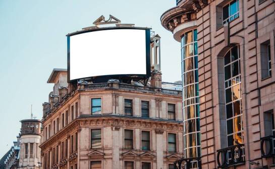 Rola kasetonów reklamowych w nowoczesnej przestrzeni miejskiej