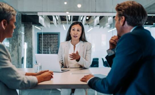 Jak radca prawny wspiera rozwój przedsiębiorstw poprzez doradztwo prawne?