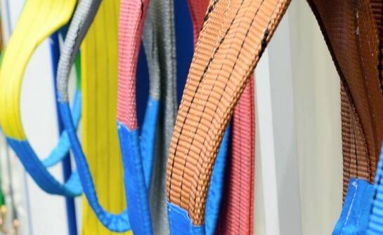 Wybór między taśmami polipropylenowymi a poliestrowymi – przewodnik dla klientów