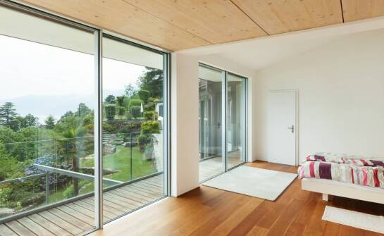 Praktyczne aspekty montażu szklanych drzwi przesuwnych w domu