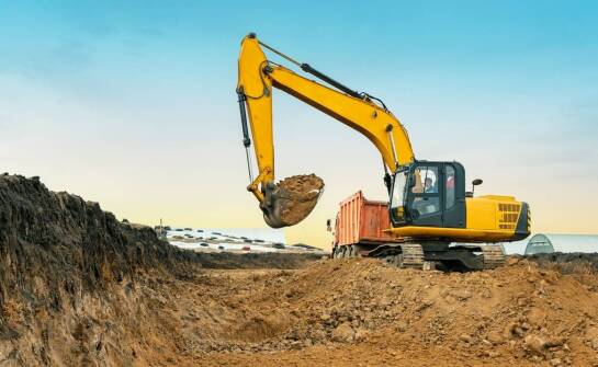 Rola sprzętu ciężkiego w pracach ziemnych i fundamentowych