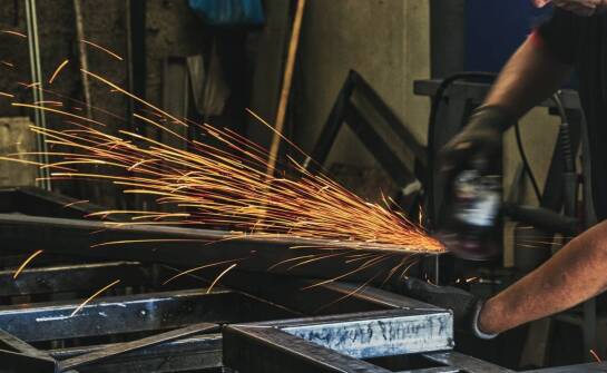 Zalety stosowania piaskarek do metalu w przemyśle metalurgicznym