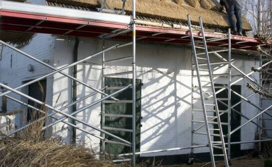 Renowacja dachów trzcinowych: Jak utrzymać ich trwałość i estetykę?