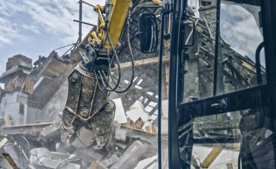 Wyburzanie hal przemysłowych: skuteczne strategie i technologie