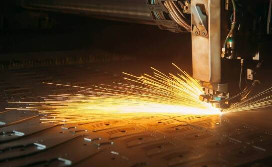 Jakie korzyści daje zastosowanie lasera do grawerowania w metalu w produkcji przemysłowej?
