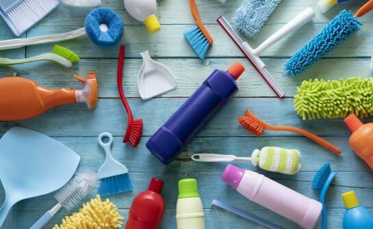 Jakie sprzęty i narzędzia są używane podczas czyszczenia studzienek?