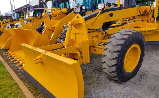 Jakie są kluczowe zastosowania zgarniaczy pługowych w przemyśle?