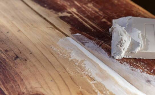 Rola kleju budowlanego w zapewnieniu szczelności i trwałości okuć