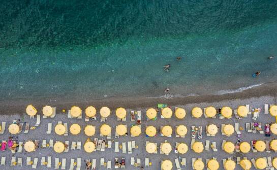 Wpływ krzesła ratownika na skuteczność kampanii reklamowych w miejscach publicznych