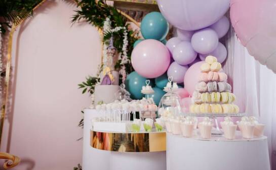 Innowacyjne zastosowania plexiglasu na wymiar w prezentacji ciast