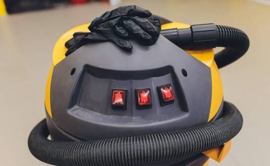 Wyzwania i korzyści z użytkowania odkurzaczy dwusilnikowych w trudnych warunkach