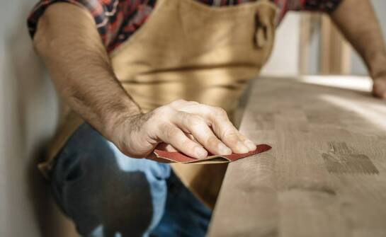 Proces renowacji drewna przed ponownym napełnieniem świec sojowych