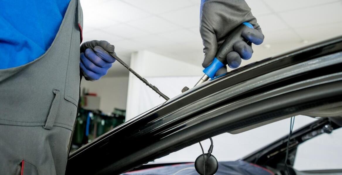 Jak wymienić szybę boczną w samochodzie z wykorzystaniem nowoczesnych narzędzi?