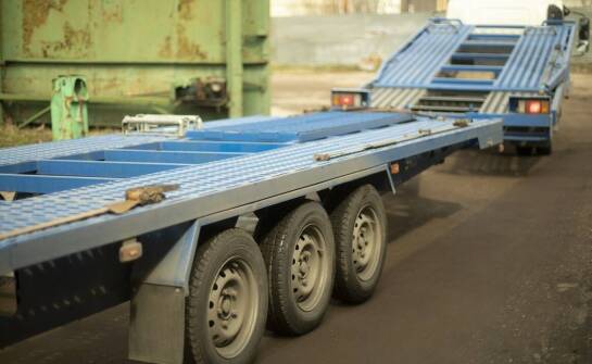 Wynajem przyczepy długiej: kluczowe aspekty, które warto znać przed decyzją