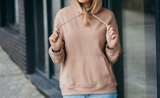 Dlaczego warto zainwestować w bluzy sportowe damskie z kapturem?