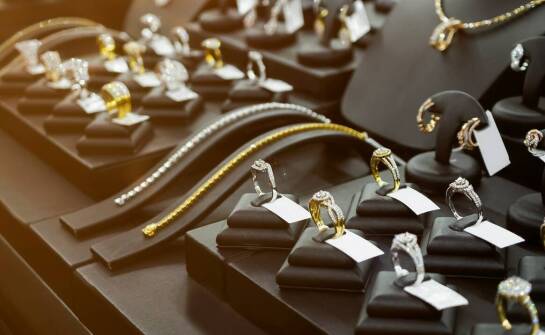 Wybór idealnych kolczyków – na co zwrócić uwagę przy zakupie online?