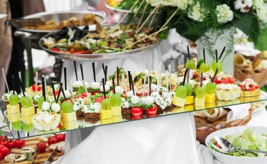 Catering na eventy tematyczne – jak dostosowujemy ofertę do charakteru wydarzenia?