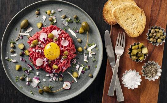 Odkryj, jak tapenada z czarnych oliwek wzbogaca smak makaronów