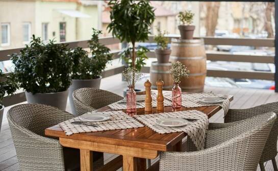 Restauracja na terenie obiektu – kulinarna podróż podczas wakacji