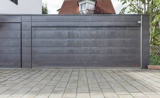 Komfort i bezpieczeństwo – kluczowe zalety nowoczesnych bram segmentowych