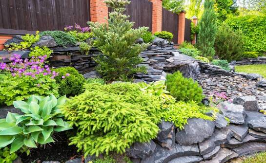 Jakie materiały najlepiej komponują się z konekt bloczkami ogrodzeniowymi?