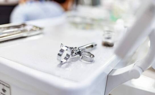 Rola jednorazowych czepków w zapewnieniu sterylności podczas zabiegów kosmetycznych