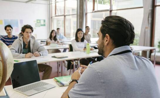 Zastosowanie tłumaczenia napisów w edukacyjnych materiałach wideo