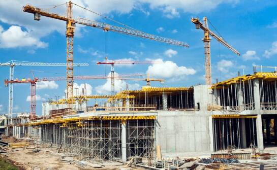 Jakie są korzyści z zastosowania zaawansowanych dźwigów w budowie infrastruktury?