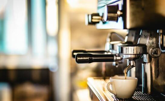 Jak serwis ekspresów do kawy może zwiększyć efektywność lokalu gastronomicznego?