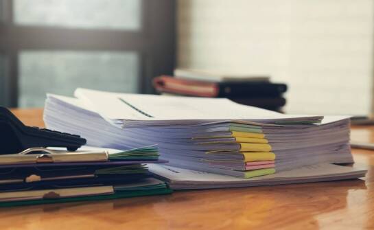 Najlepsze techniki oprawy dokumentów dla profesjonalnego wyglądu