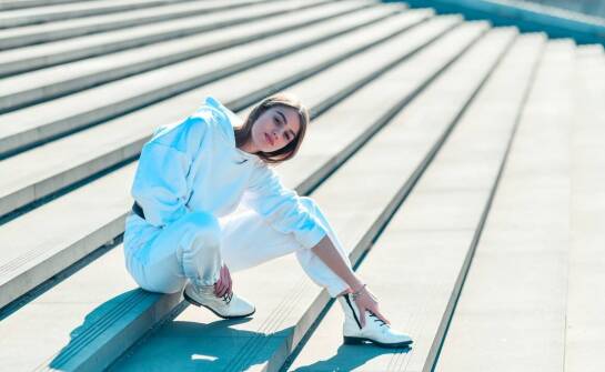 Jakie bluzy z kapturem królują w modzie streetwear w tym sezonie?