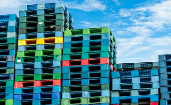 Przewagi konkurencyjne palet metalowych nad innymi materiałami