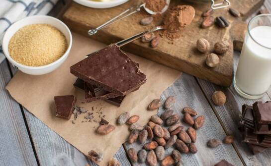 Jak rozpuszczać czekoladę na polewę do ciast?