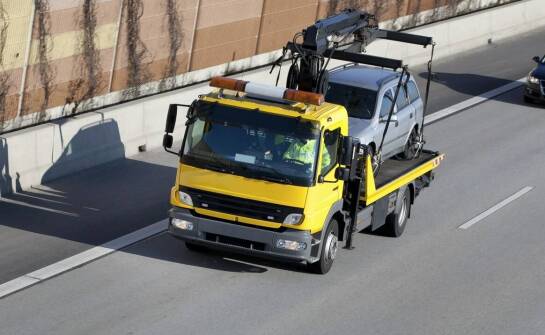 Dlaczego warto zaufać profesjonalistom przy holowaniu aut uszkodzonych?