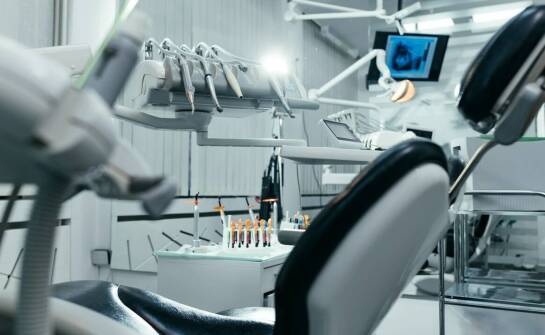 Jak nowoczesna stomatologia zmienia podejście do implantów zębów?