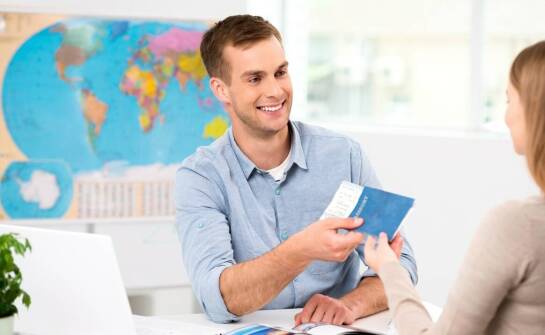 Jak przebiega proces reklamacji opóźnionego lotu w ramach wycieczki?