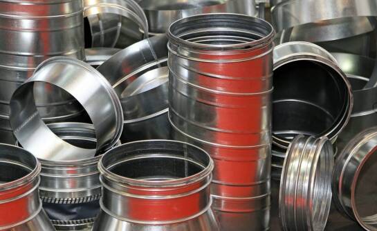 Wkłady kominowe – jakie są różnice między elastycznymi a sztywnymi rozwiązaniami?