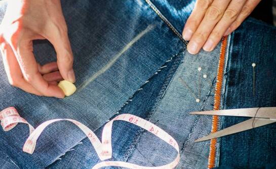 Jakie modele jeansów najlepiej sprawdzą się podczas podróży?