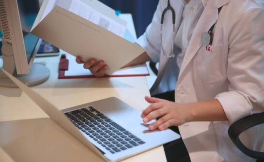 Jakie są kluczowe elementy badań kontrolnych po dłuższej nieobecności?