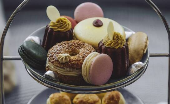 Zastosowanie podświetlanych podestów z plexi w prezentacji słodkości