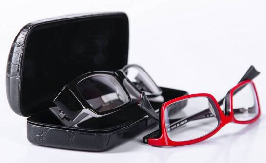 Jakie są różnice między standardowymi a specjalistycznymi męskimi okularami korekcyjnymi?