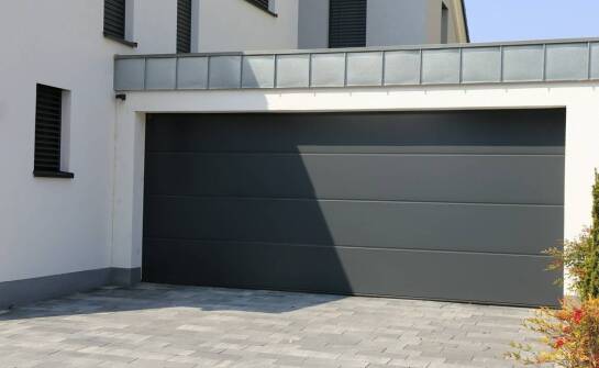 Nowoczesne bramy garażowe – jakie funkcje warto rozważyć?