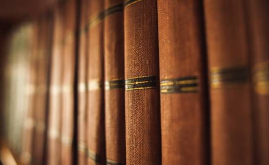 Jakie są zalety posiadania książek w skórzanych oprawach w swojej bibliotece?