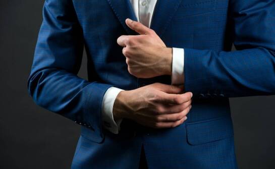 Elegancja i komfort: modne garnitury męskie na wesele z nowoczesnymi akcentami