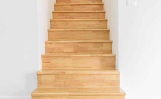 Dlaczego warto zainwestować w platformy schodowe dla seniorów?