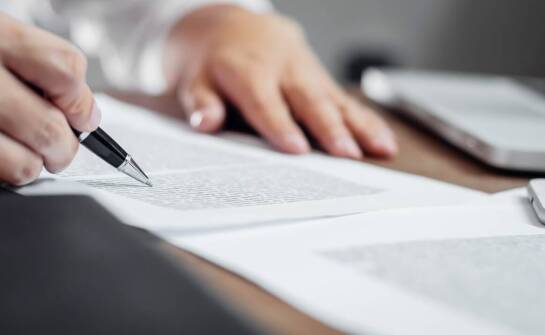 Jak przygotować się do przepisania umów po zakupie mieszkania?