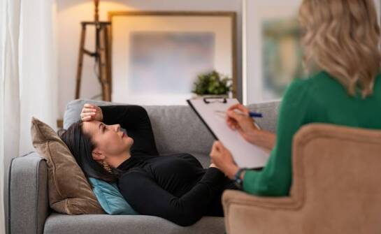 Jak psychiatria wspiera osoby z kryzysami emocjonalnymi: dostępne terapie i wsparcie