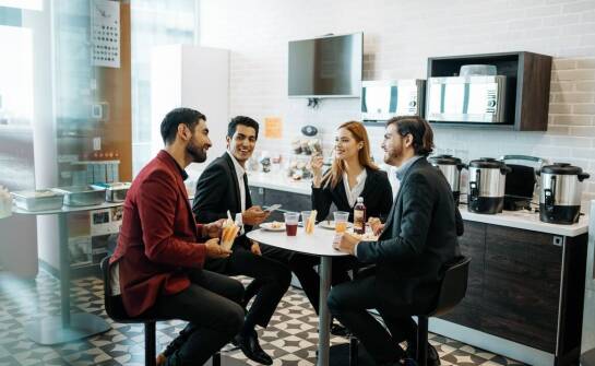 Wynajem ekspresów do kawy – jak dostosować ofertę do specyfiki miejsca pracy?