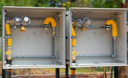 Jak wybrać odpowiedni prysznic przemysłowy do zakładu zajmującego się substancjami niebezpiecznymi?