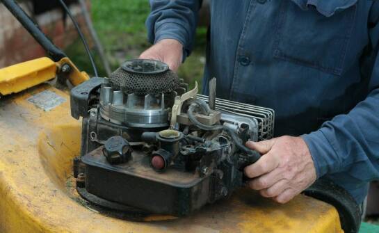 Poradnik: Jak przygotować kosiarkę ciągnikową do trawy na sezon zimowy?